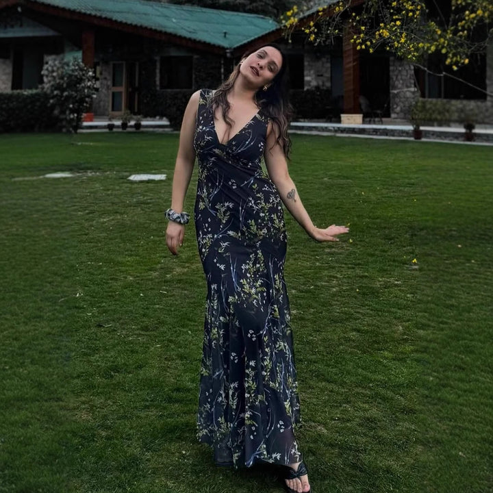 Damernas maxiklänning med blommiga detaljer och elegant V-ringning Eva Jonsson-Eva Jonsson