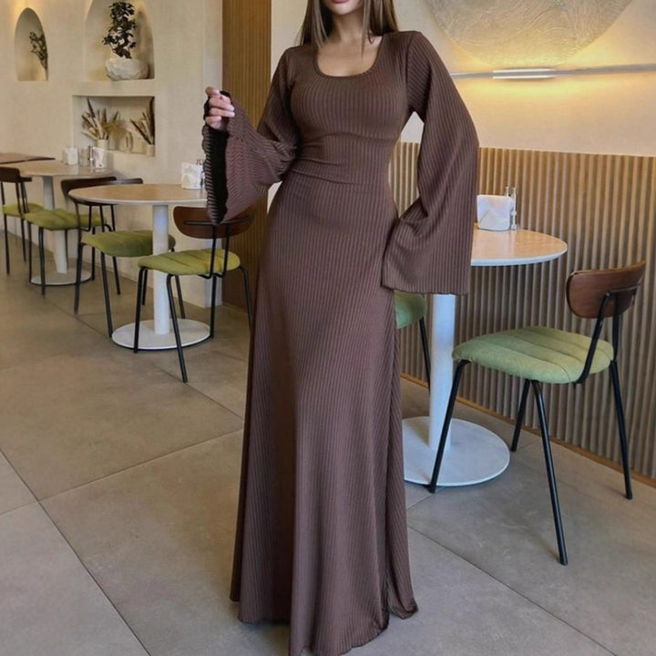 Damernas maxiklänning med breda utställda ärmar och eleganta detaljer Mirla-Eva Jonsson