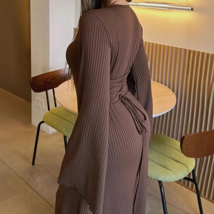 Damernas maxiklänning med breda utställda ärmar och eleganta detaljer Mirla-Eva Jonsson