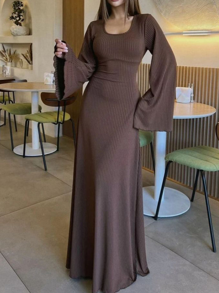 Damernas maxiklänning med breda utställda ärmar och eleganta detaljer Mirla-Eva Jonsson