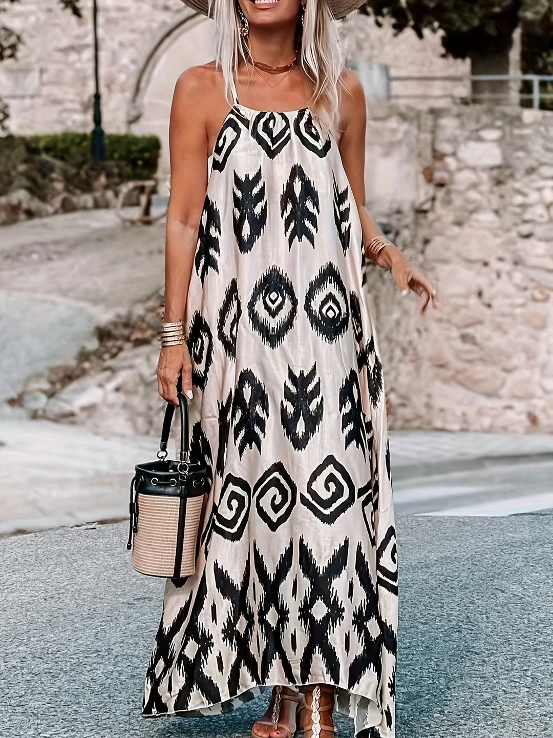 Damernas maxiklänning med elegant Ikat-mönster och öppet ryggdetalj Mirla-Eva Jonsson