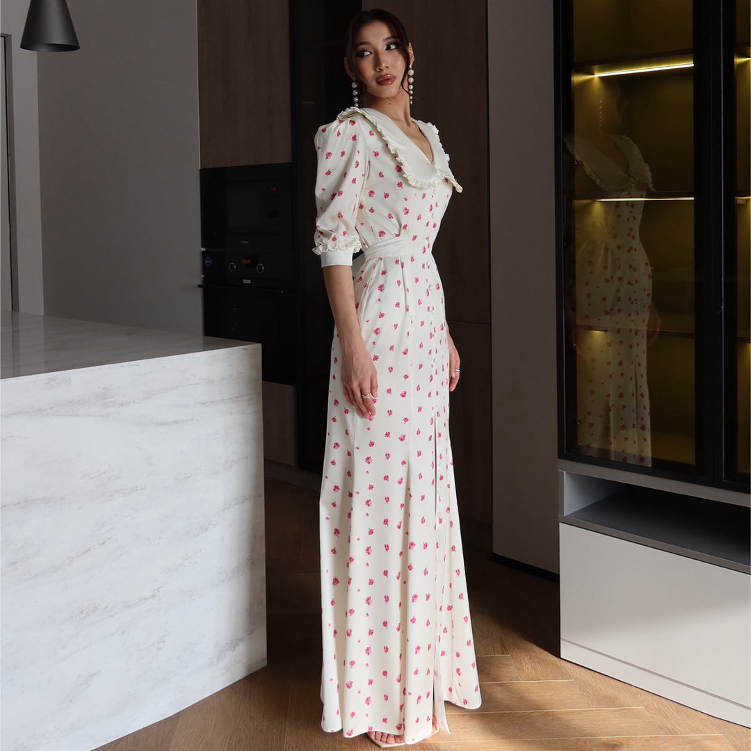 Damernas maxiklänning med elegant kragsmyckning och blommiga detaljer-Eva Jonsson