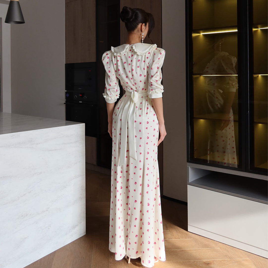 Damernas maxiklänning med elegant kragsmyckning och blommiga detaljer-Eva Jonsson