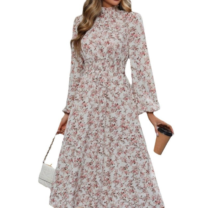 Damernas maxiklänning med hög krage och blommiga detaljer Mirla-Eva Jonsson