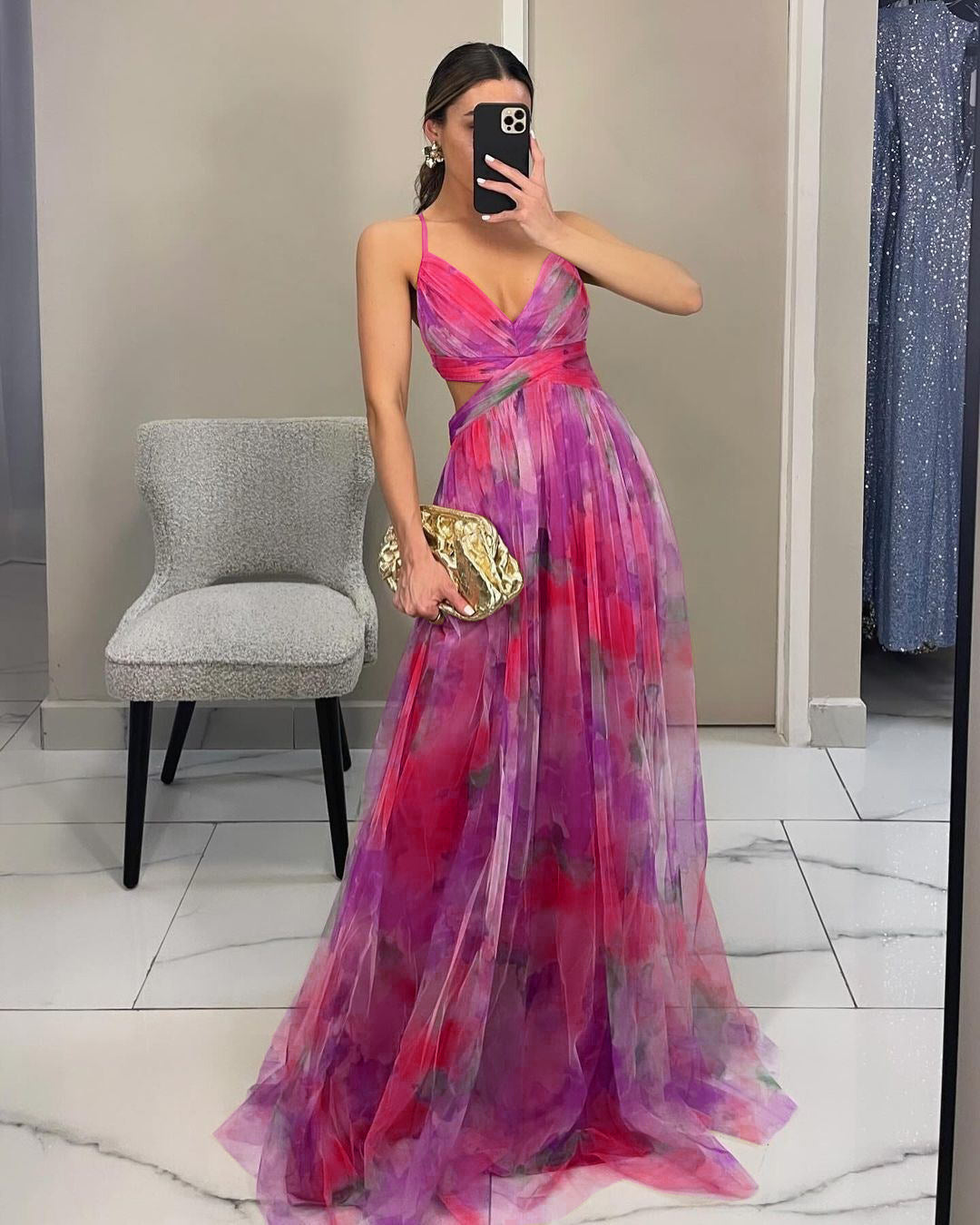 Damernas maxiklänning med konstfullt draperingsdesign och genomskinlig kjol Mirla-Eva Jonsson