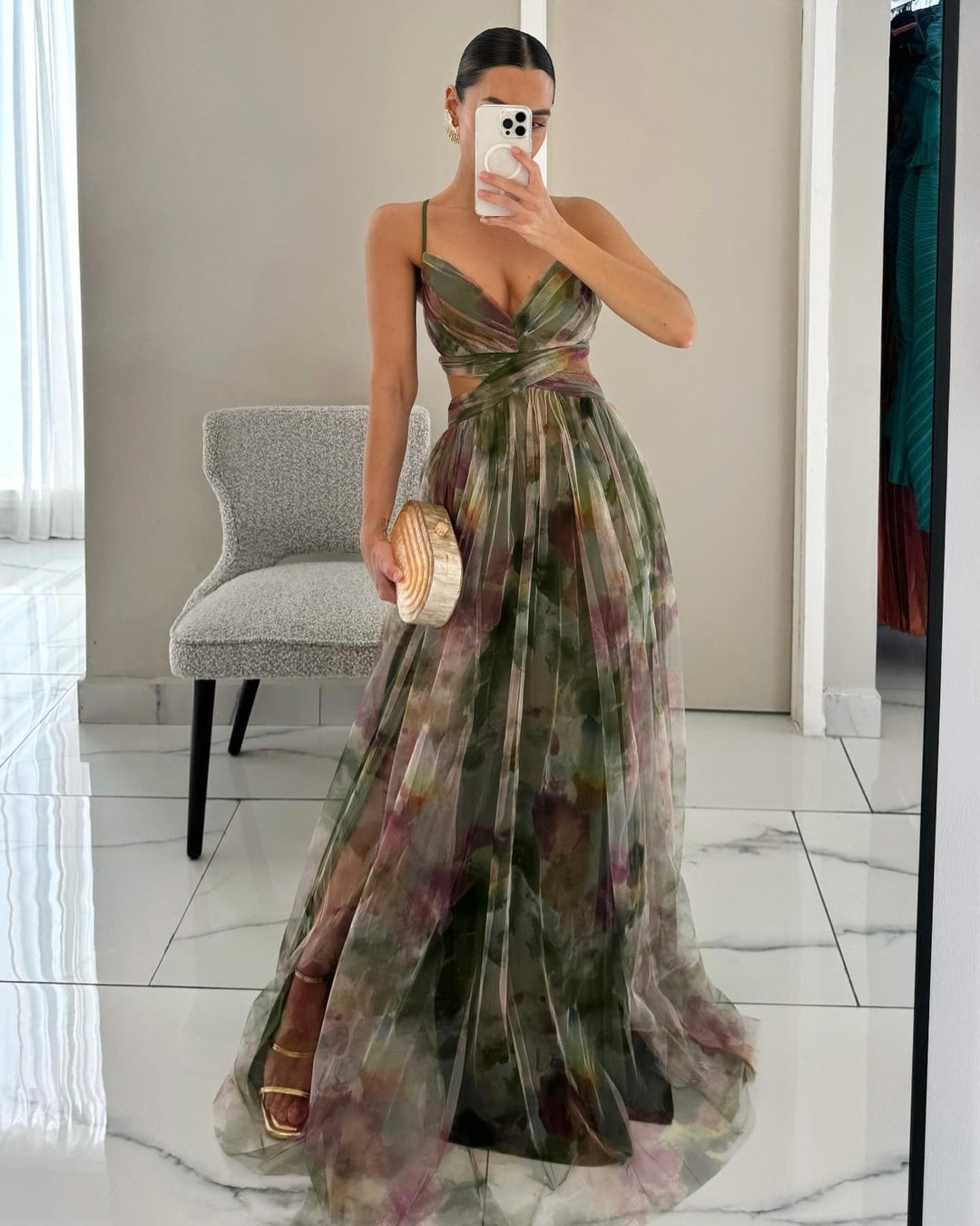 Damernas maxiklänning med konstfullt draperingsdesign och genomskinlig kjol Mirla-Eva Jonsson