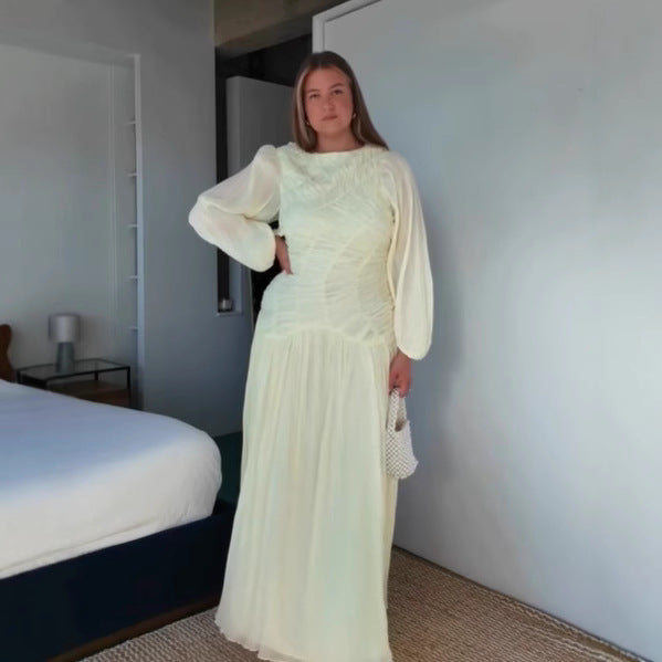 Damernas maxiklänning med raffinerade veck och eleganta långärmar Mirla-Eva Jonsson