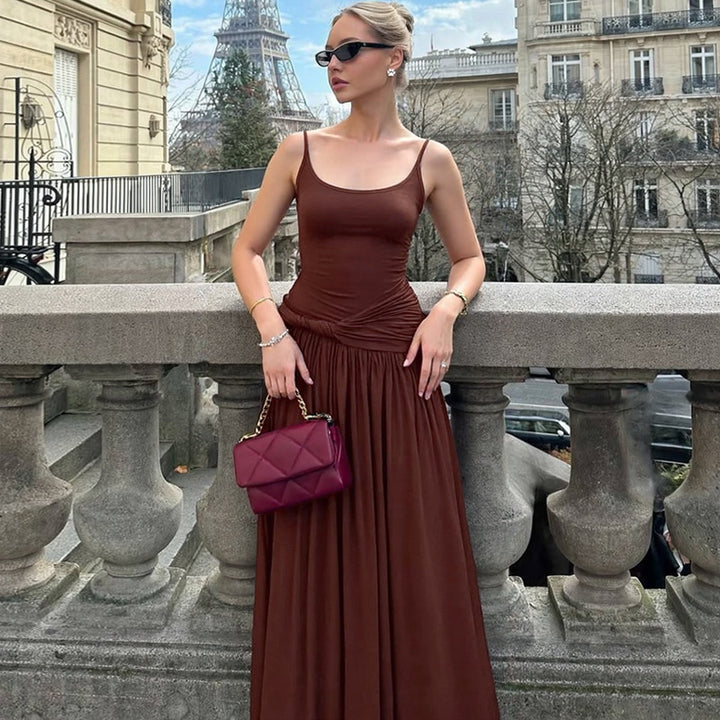 Damernas maxiklänning med unik invecklad design och figursydd silhuett Mirla-Eva Jonsson
