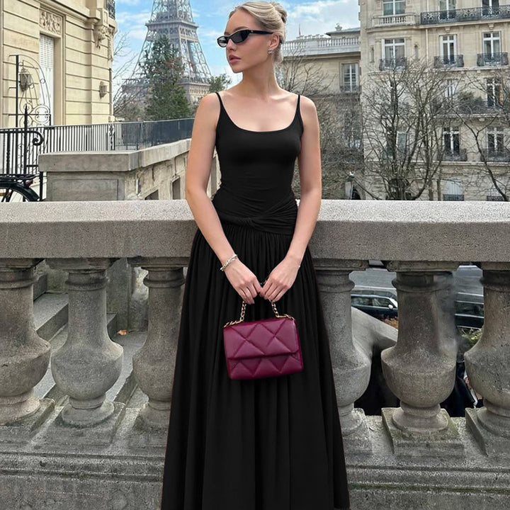 Damernas maxiklänning med unik invecklad design och figursydd silhuett Mirla-Eva Jonsson