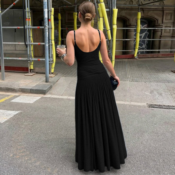Damernas maxiklänning med unik invecklad design och figursydd silhuett Mirla-Eva Jonsson