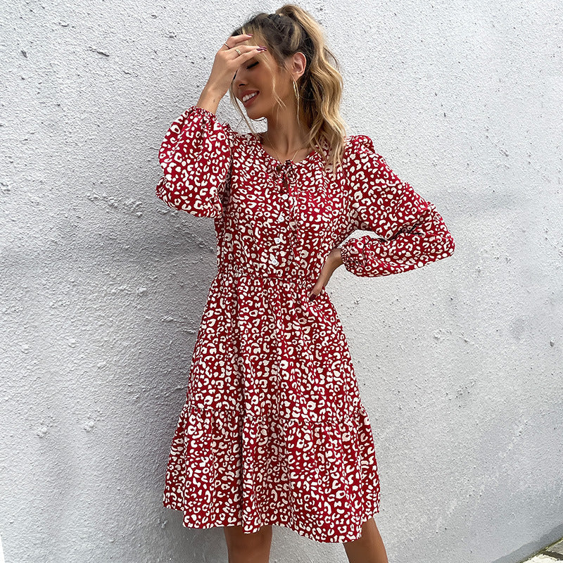 Damernas midiklänning med blommigt djurtryck och elegant knapplist Mirla-Eva Jonsson