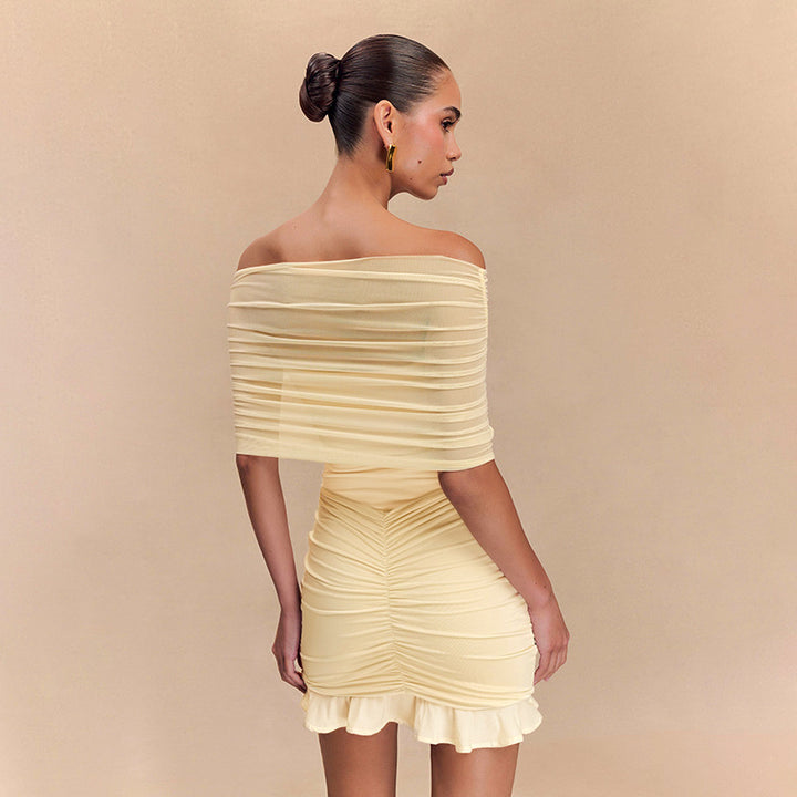 Damernas mini-omslagsklänning med elegant off-shoulder-design och raffinerade volangdetaljer Eva Jonsson-Eva Jonsson