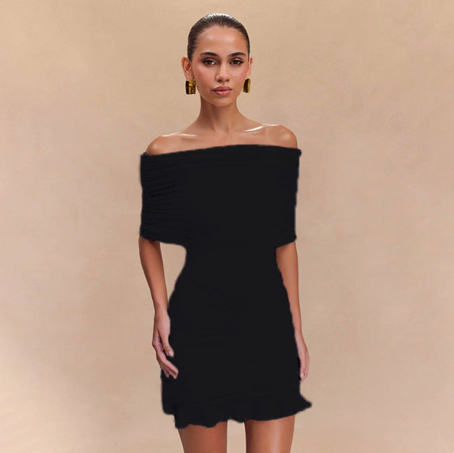 Damernas mini-omslagsklänning med elegant off-shoulder-design och raffinerade volangdetaljer Eva Jonsson-Eva Jonsson