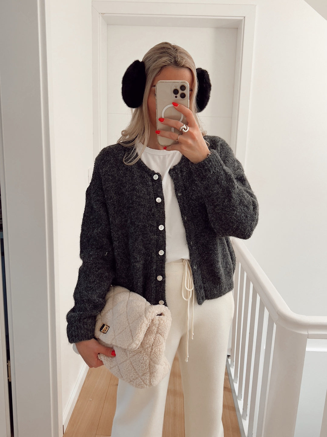 Damernas mjuka kofta med elegant knappslå och avslappnad skärning Eva Jonsson-Eva Jonsson