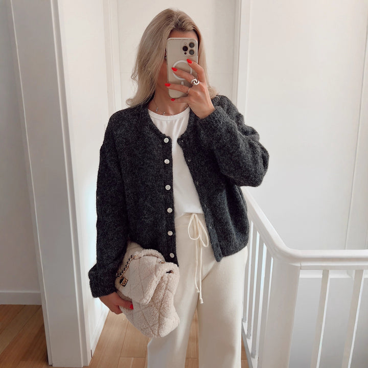 Damernas mjuka kofta med elegant knappslå och avslappnad skärning Eva Jonsson-Eva Jonsson