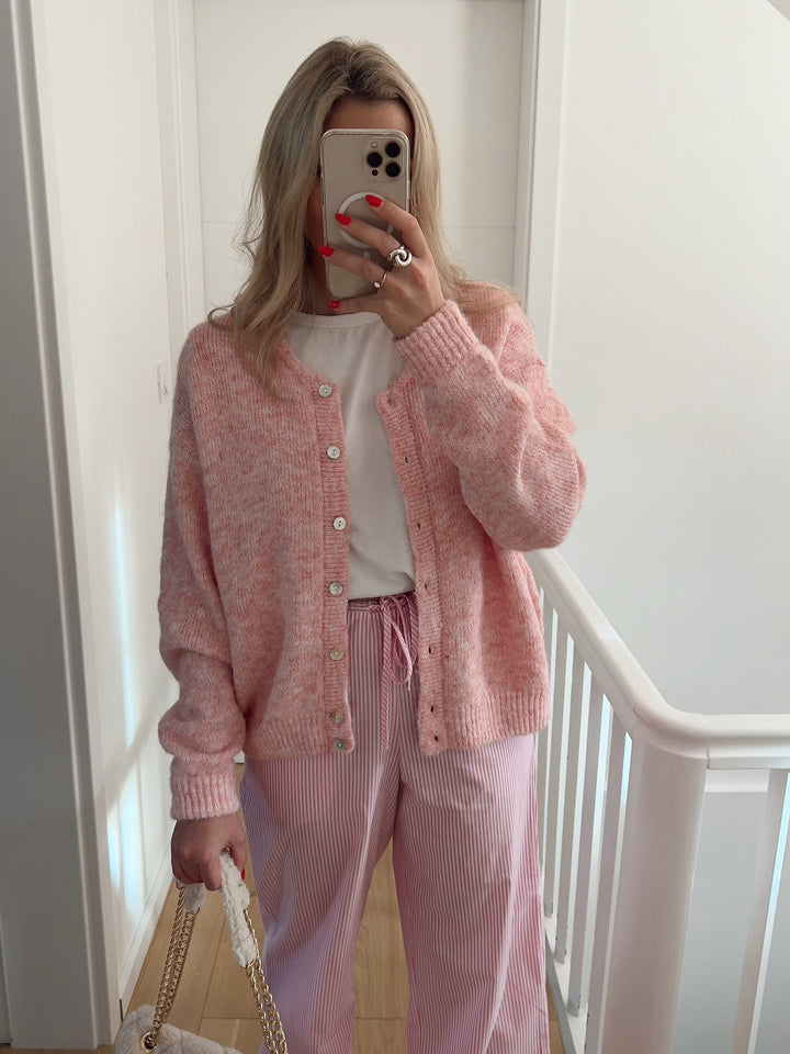 Damernas mjuka kofta med elegant knappslå och avslappnad skärning Eva Jonsson-Eva Jonsson