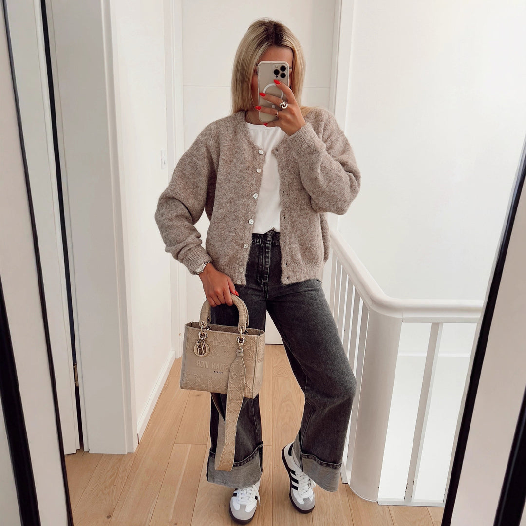 Damernas mjuka kofta med elegant knappslå och avslappnad skärning Mirla-Eva Jonsson