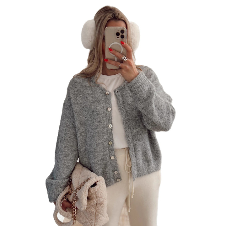 Damernas mjuka kofta med elegant knappslå och avslappnad skärning Mirla-Eva Jonsson