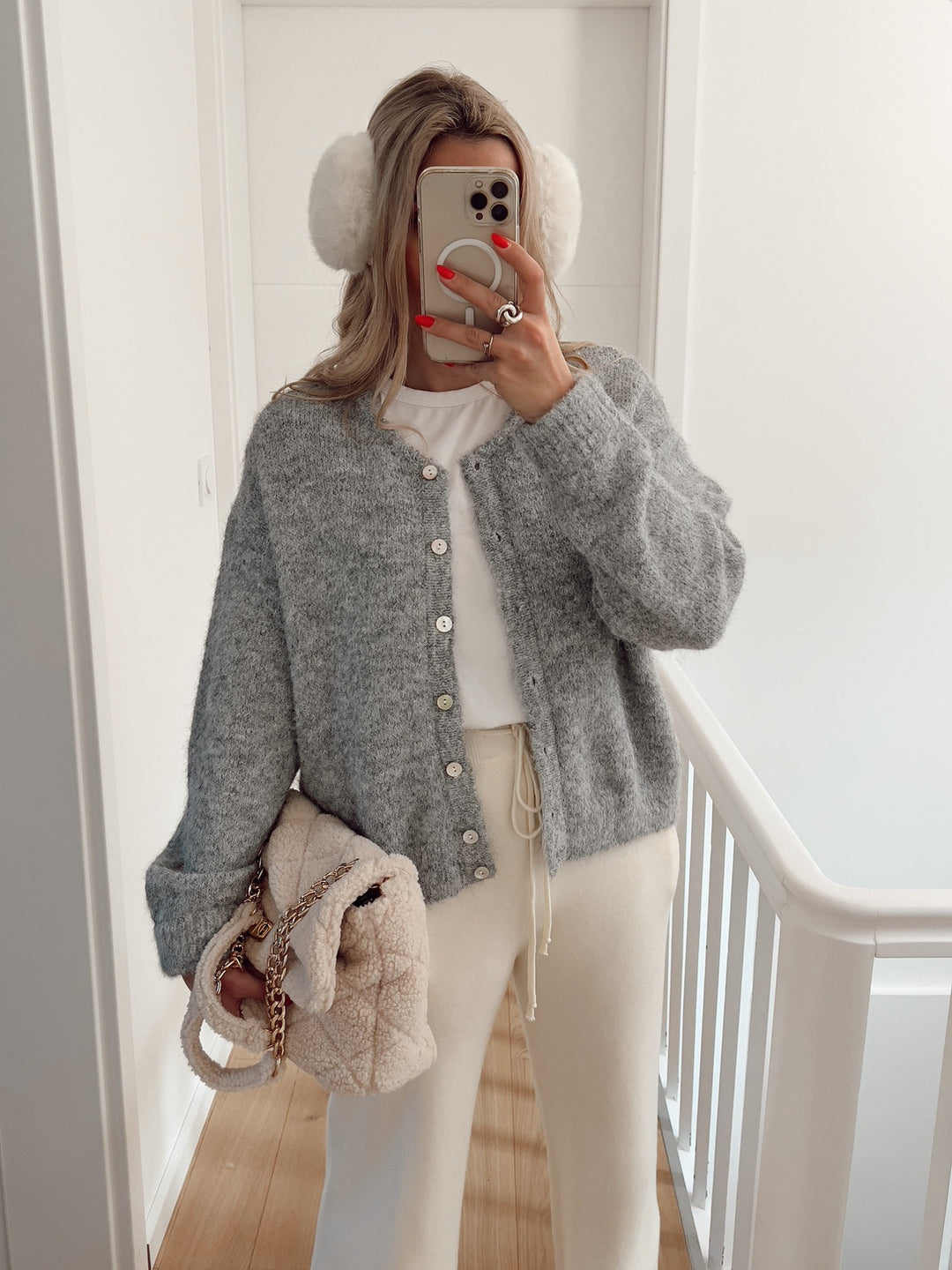 Damernas mjuka kofta med elegant knappslå och avslappnad skärning Mirla-Eva Jonsson