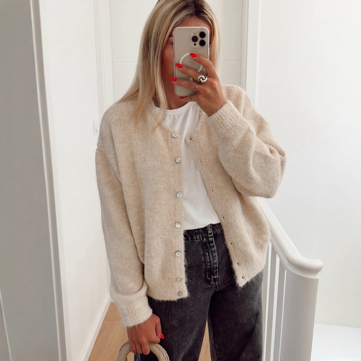 Damernas mjuka kofta med elegant knappslå och avslappnad skärning Mirla-Eva Jonsson