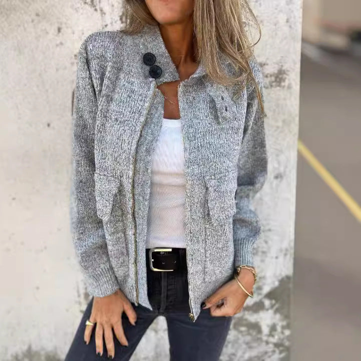 Damernas mjuka stickad jacka med värmeisolerande krage och påsydda fickor Mirla-Eva Jonsson