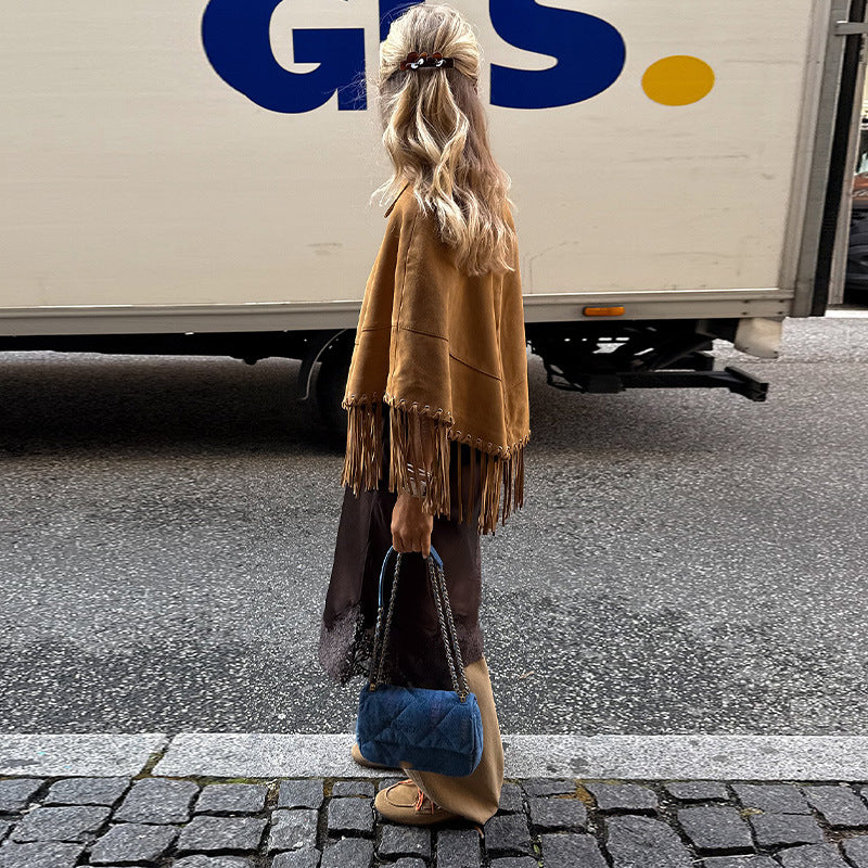 Damernas mocka poncho med fransar och elegant krage Mirla-Eva Jonsson