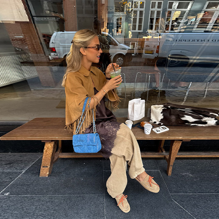 Damernas mocka poncho med fransar och elegant krage Mirla-Eva Jonsson