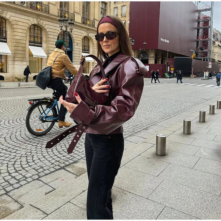Damernas moda konstläderjacka med oversized snitt och iögonfallande axeldetaljer Mirla-Eva Jonsson