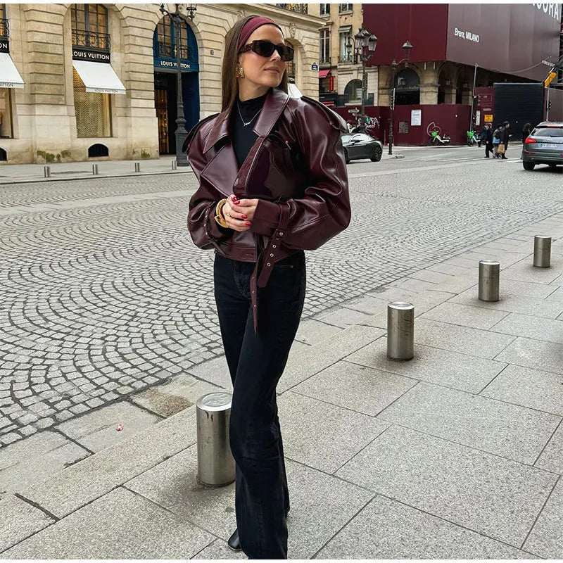 Damernas moda konstläderjacka med oversized snitt och iögonfallande axeldetaljer Mirla-Eva Jonsson