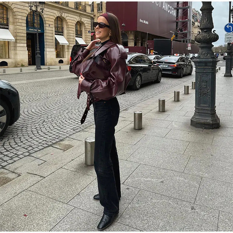 Damernas moda konstläderjacka med oversized snitt och iögonfallande axeldetaljer Mirla-Eva Jonsson