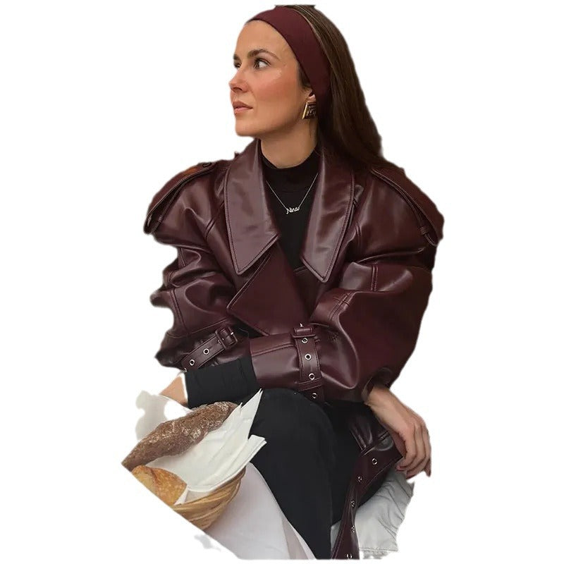 Damernas moda konstläderjacka med oversized snitt och iögonfallande axeldetaljer Mirla-Eva Jonsson