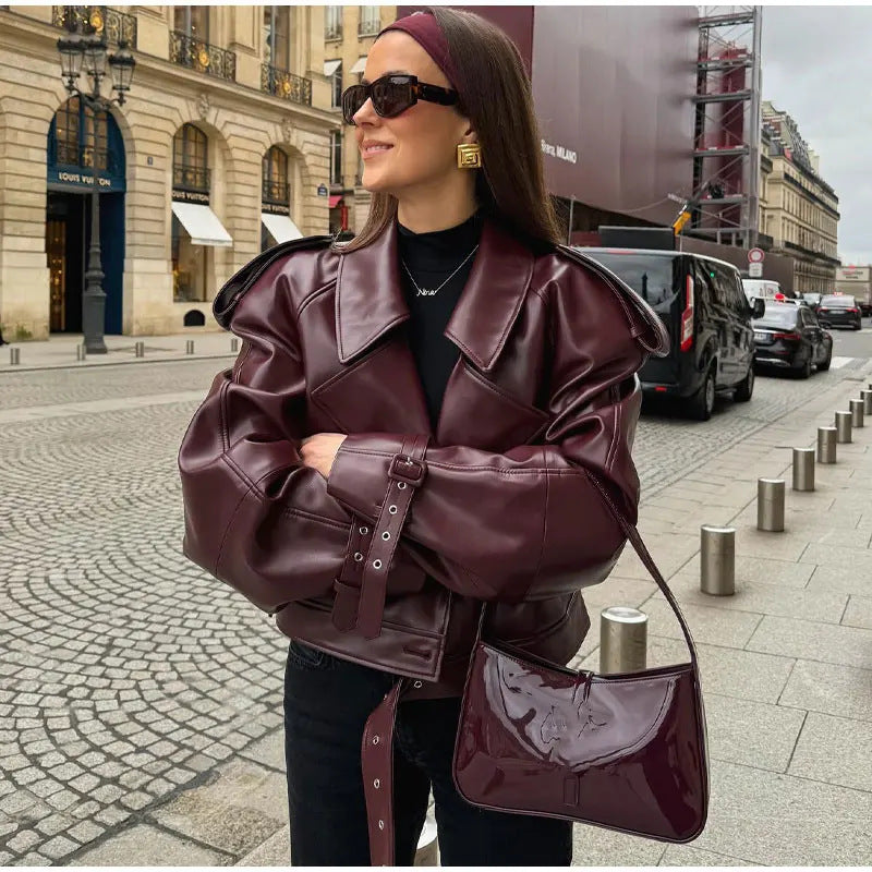Damernas moda konstläderjacka med oversized snitt och iögonfallande axeldetaljer Mirla-Eva Jonsson