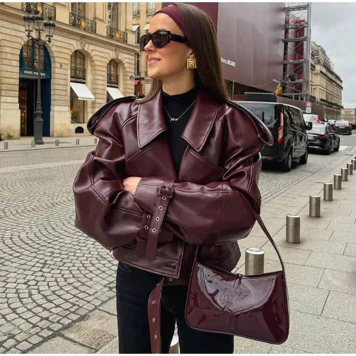 Damernas moda konstläderjacka med oversized snitt och iögonfallande axeldetaljer Mirla-Eva Jonsson