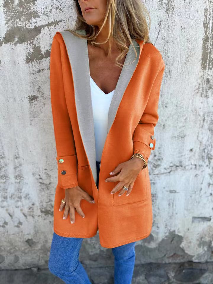 Damernas moda långjacka med generös huva och praktiska fickor Mirla-Eva Jonsson