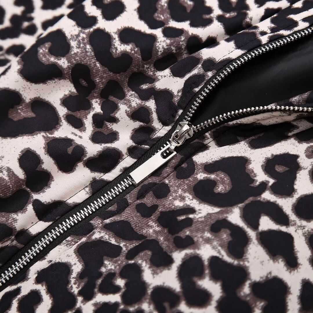 Damernas mode bikerjacka med leopardmönster och praktiska fickor Mirla-Eva Jonsson