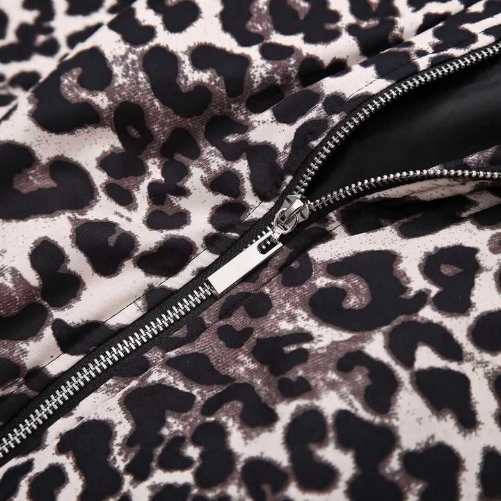 Damernas mode bikerjacka med leopardmönster och praktiska fickor Mirla-Eva Jonsson