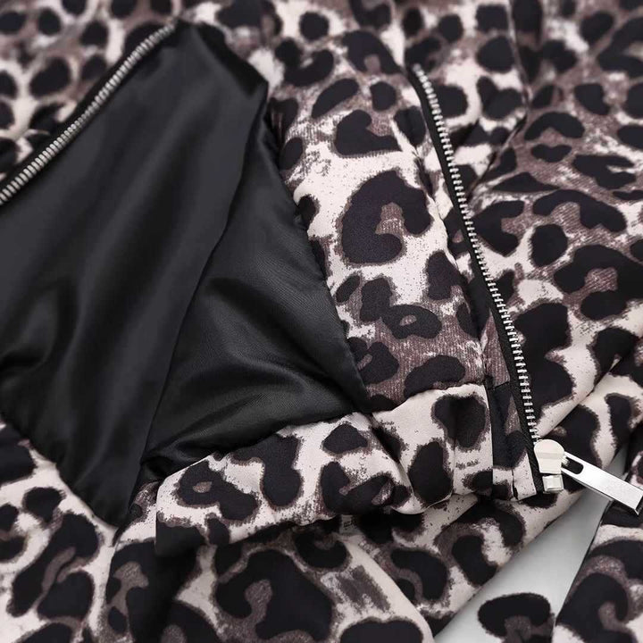 Damernas mode bikerjacka med leopardmönster och praktiska fickor Mirla-Eva Jonsson