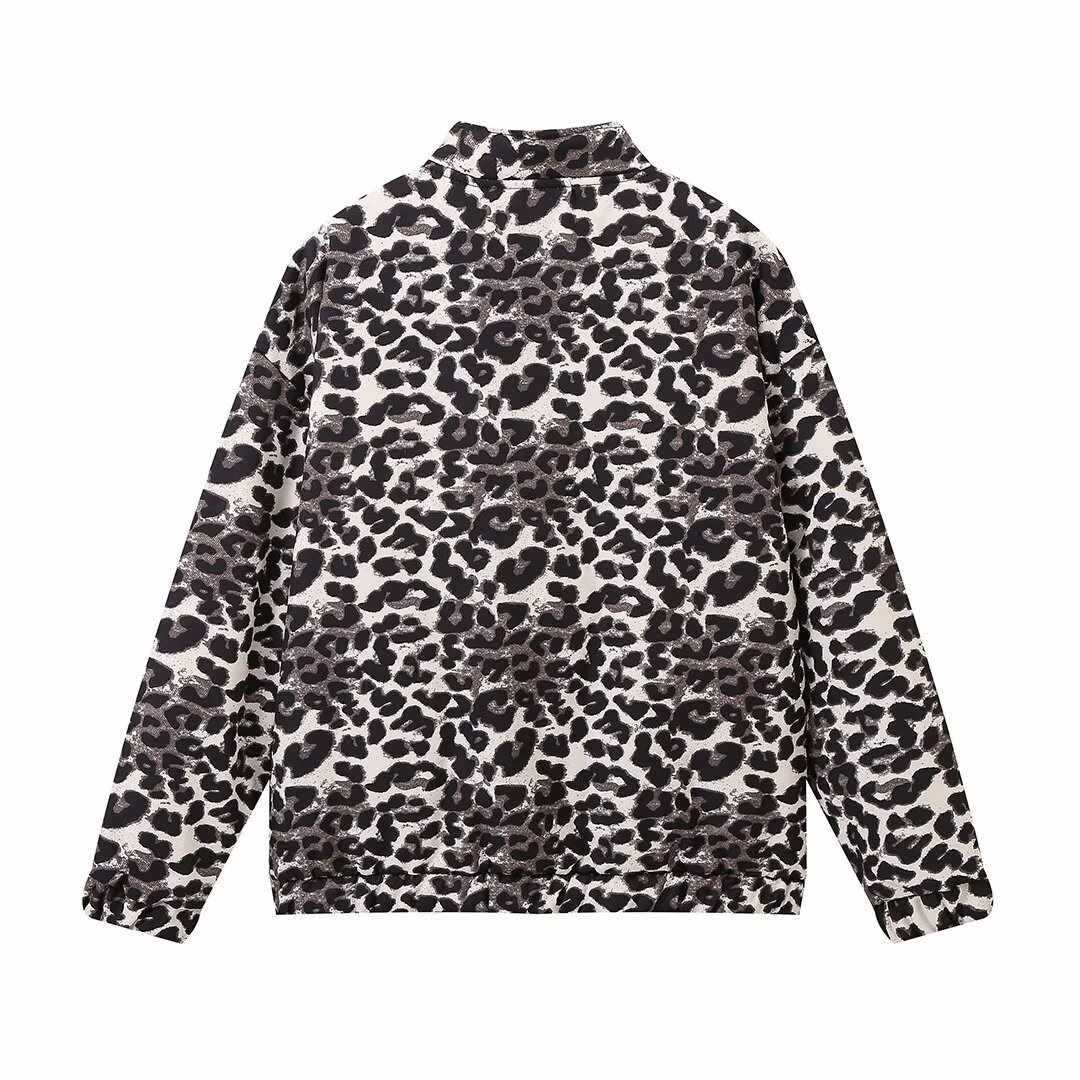 Damernas mode bikerjacka med leopardmönster och praktiska fickor Mirla-Eva Jonsson
