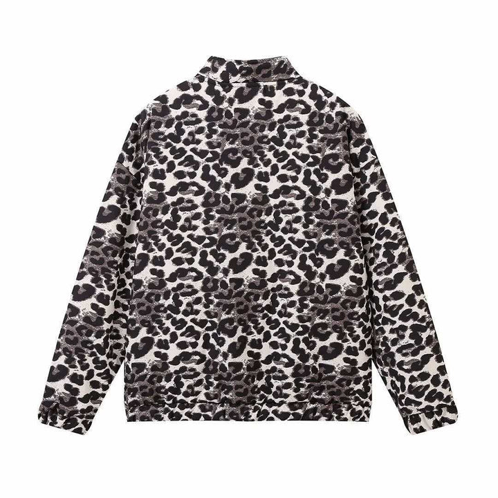 Damernas mode bikerjacka med leopardmönster och praktiska fickor Mirla-Eva Jonsson