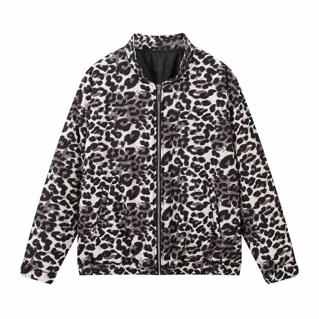 Damernas mode bikerjacka med leopardmönster och praktiska fickor Mirla-Eva Jonsson