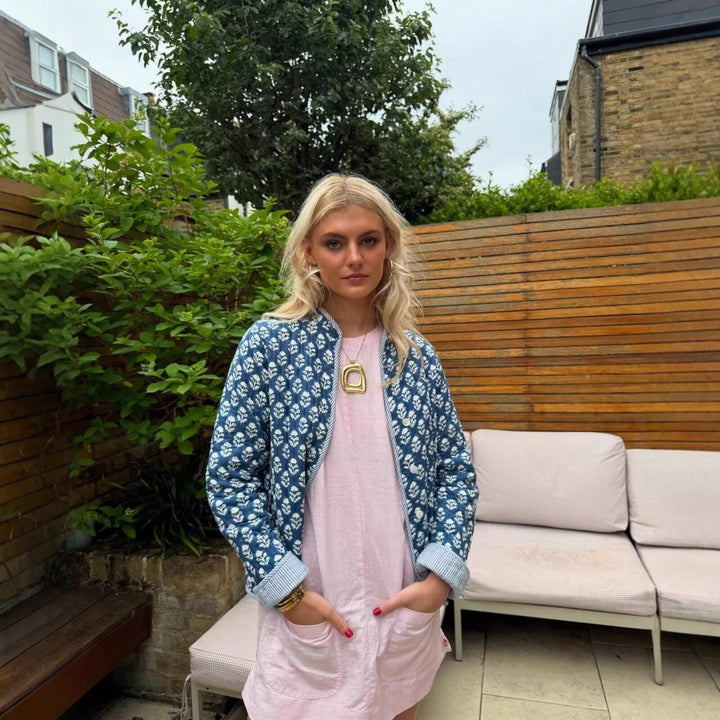 Damernas mode blousonjacka med blomstertryck och strukturerad krage Mirla-Eva Jonsson