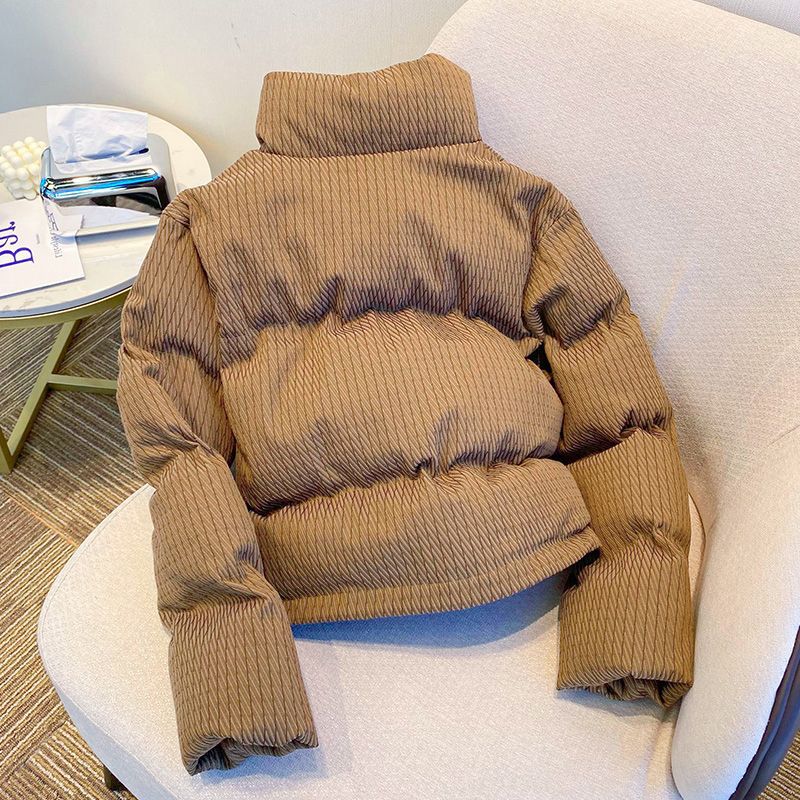 Damernas mode dunjacka med strukturerad design och praktiska fickor Mirla-Eva Jonsson