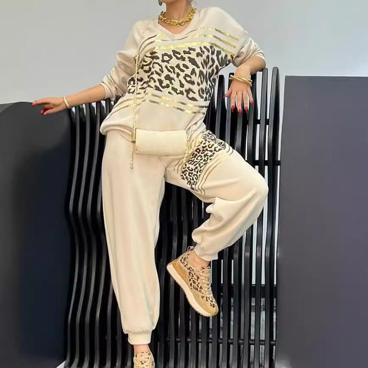Damernas mode fritidsset med leopardmönster och lyxiga detaljer Mirla-Eva Jonsson