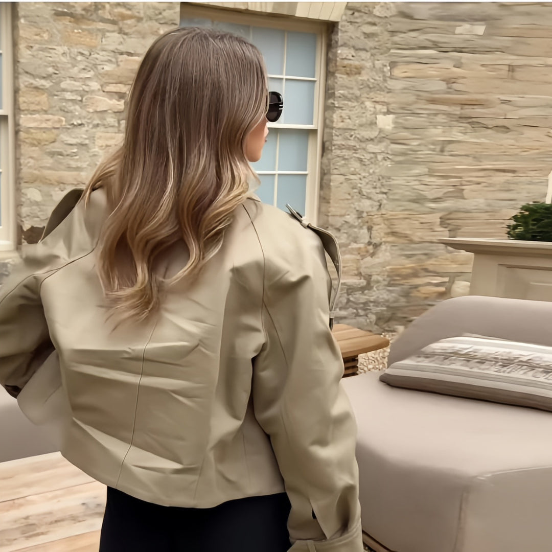 Damernas mode konstläderjacka med avslappnad passform och eleganta detaljer Mirla-Eva Jonsson
