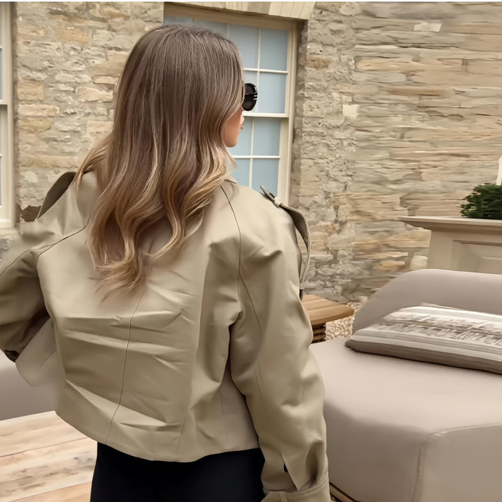 Damernas mode konstläderjacka med avslappnad passform och eleganta detaljer Mirla-Eva Jonsson
