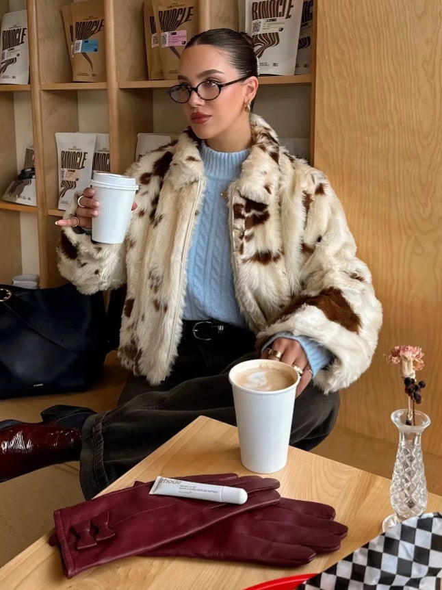 Damernas mode kort jacka i konstpäls med unik djurmotiv Mirla-Eva Jonsson