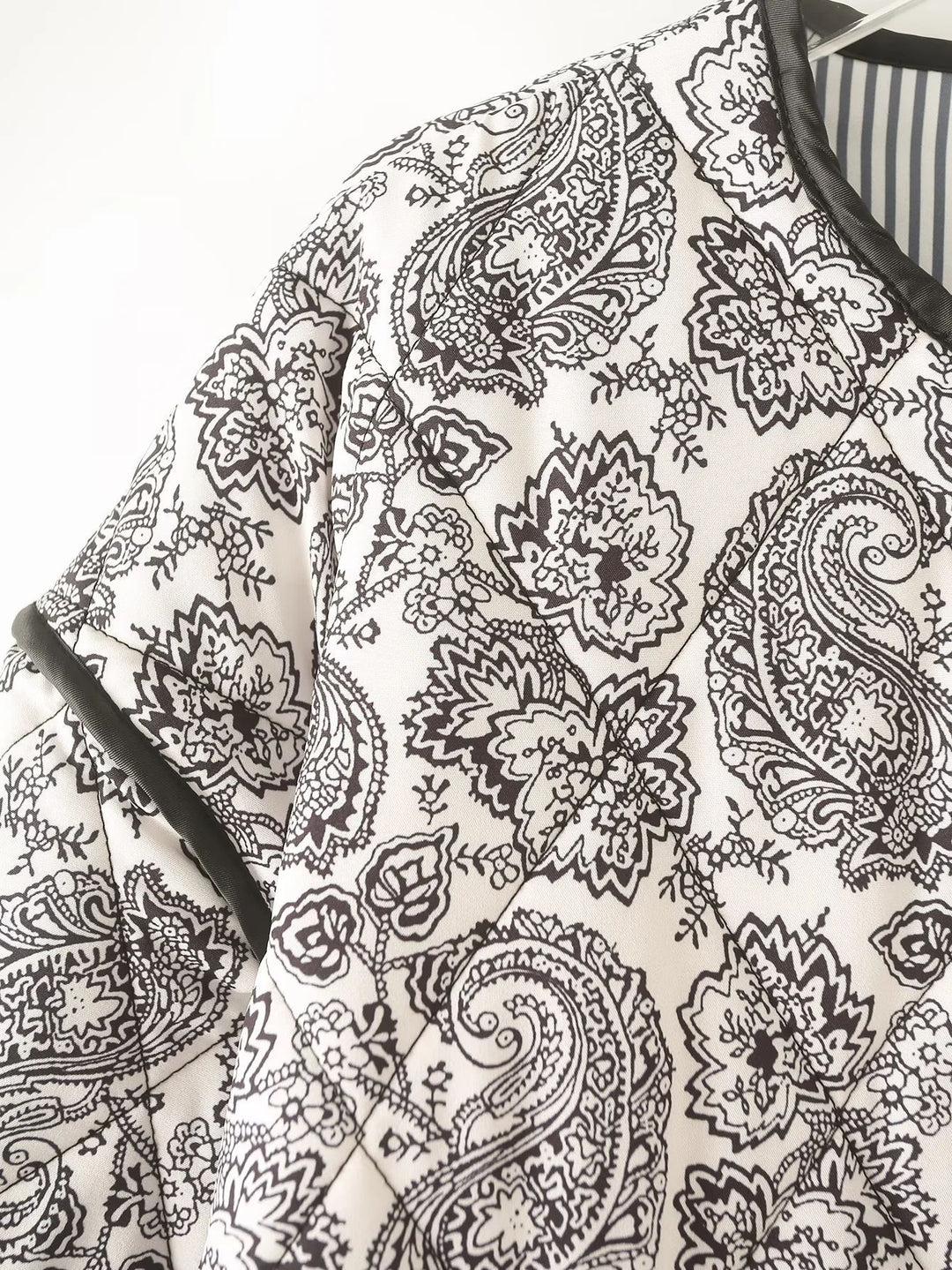 Damernas mode quiltjacka med unikt paisleymönster Mirla-Eva Jonsson