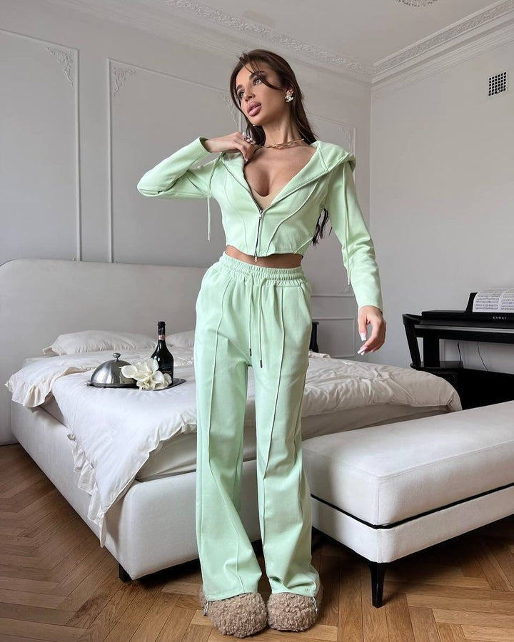 Damernas mode set med cropped huvtröja och vida joggingsbyxor Mirla-Eva Jonsson