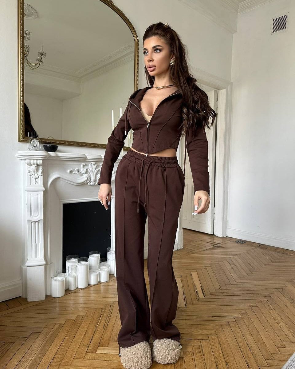Damernas mode set med cropped huvtröja och vida joggingsbyxor Mirla-Eva Jonsson