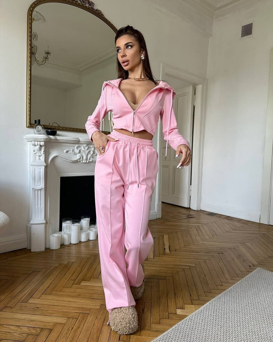 Damernas mode set med cropped huvtröja och vida joggingsbyxor Mirla-Eva Jonsson